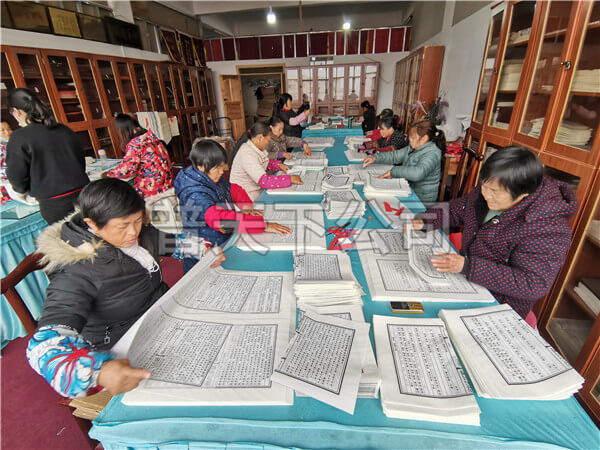 技術(shù)老員工把印好的宗譜折頁(yè)2