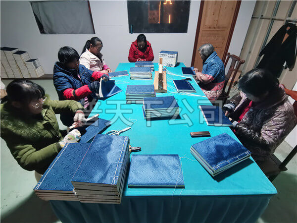 技術(shù)老員工手工裝訂宗譜